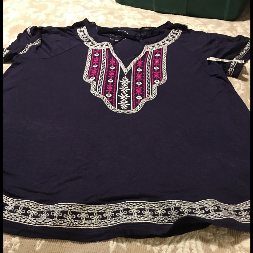 Inc NWT 1x top with metallic embroidery pretty
